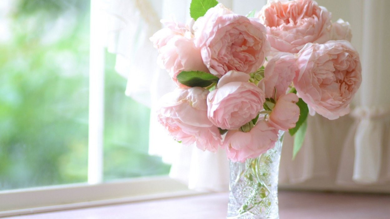 Натюрморт с розовыми цветами