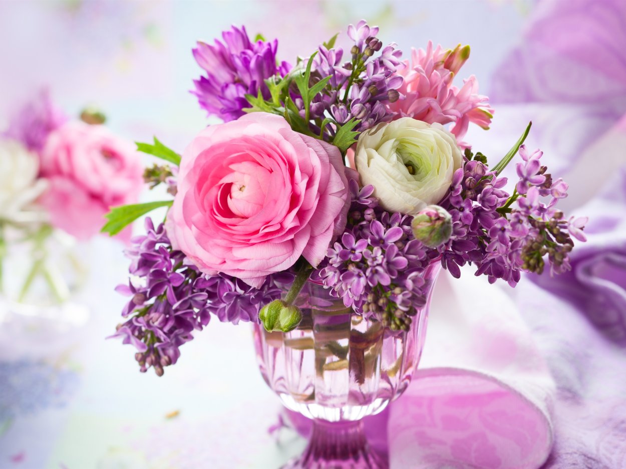 Пионовидная роза в вазе