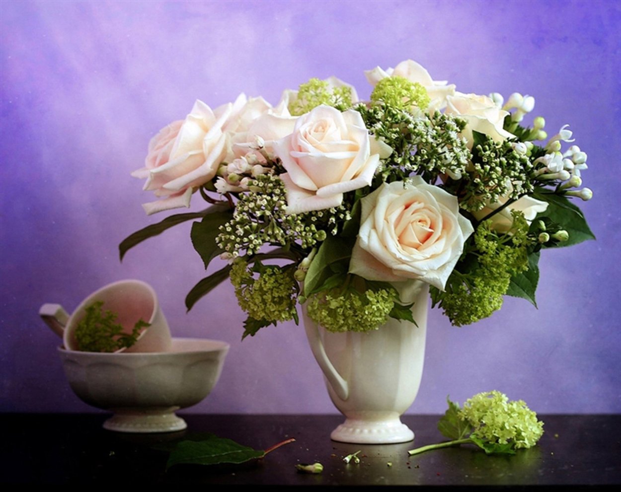 Нежные розы в вазе