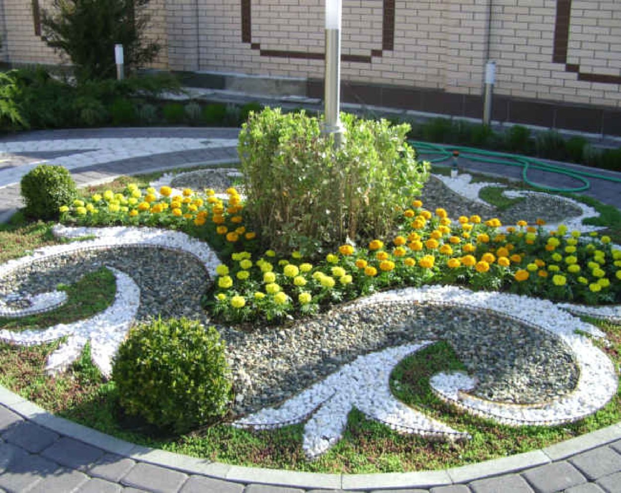 Современные клумбы для цветов