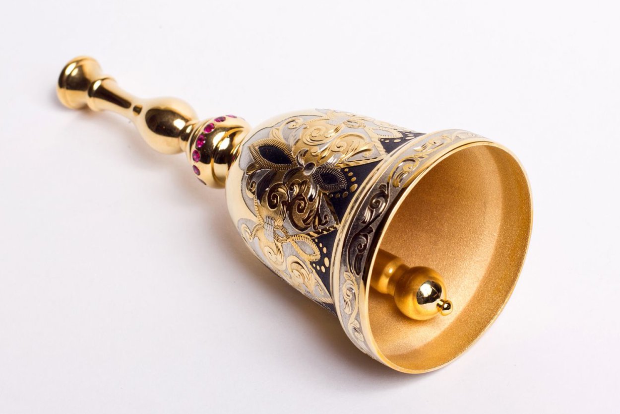 Маленький серебряный колокольчик