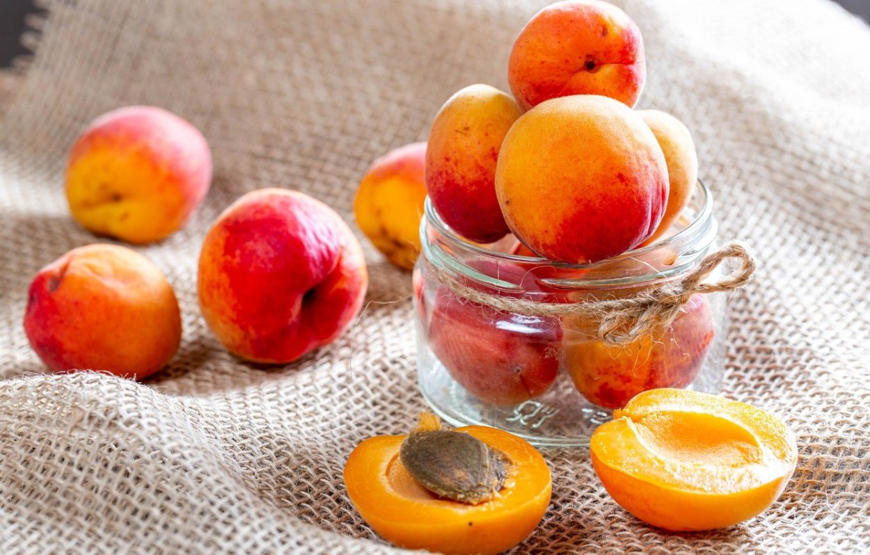 Половинка персика