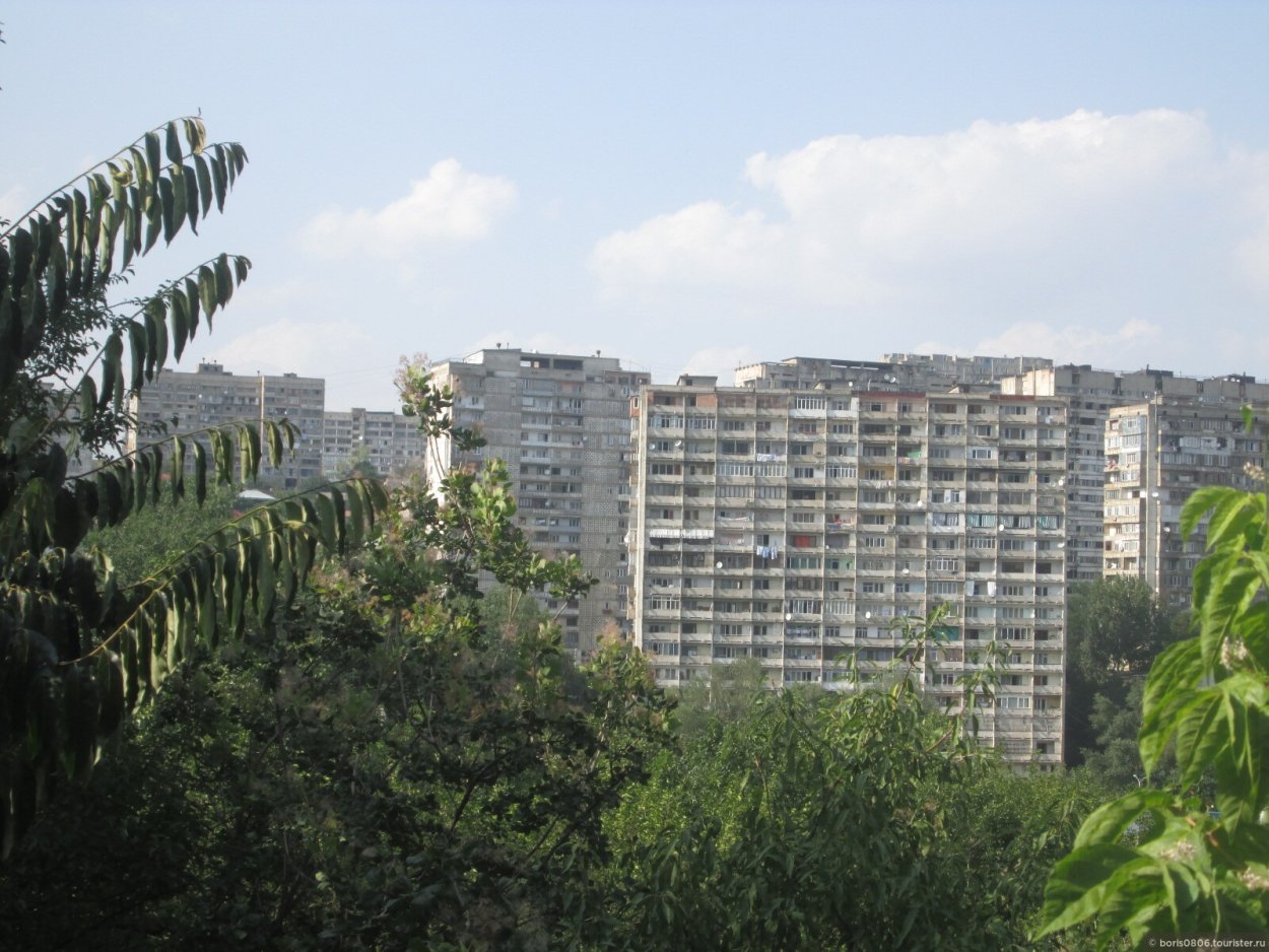 Современные качели в парке