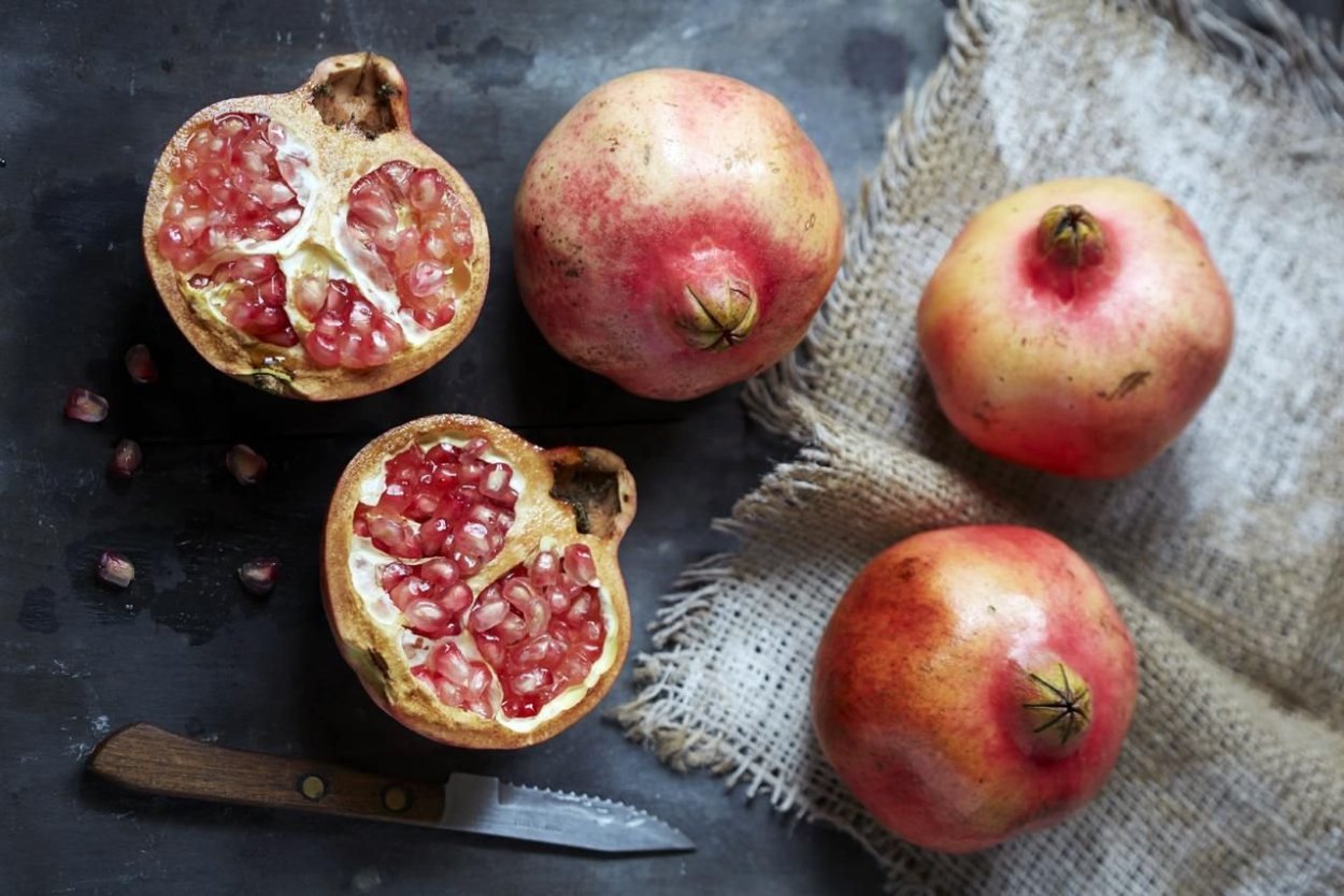 Гранат листья