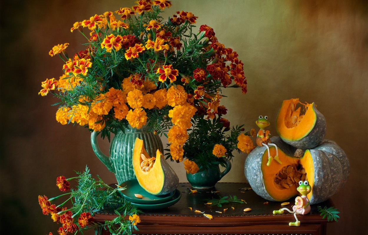 Натюрморт с бархатцами и тыквами