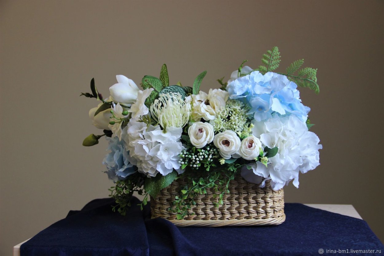 Композиция из искусственных цветов в морском стиле