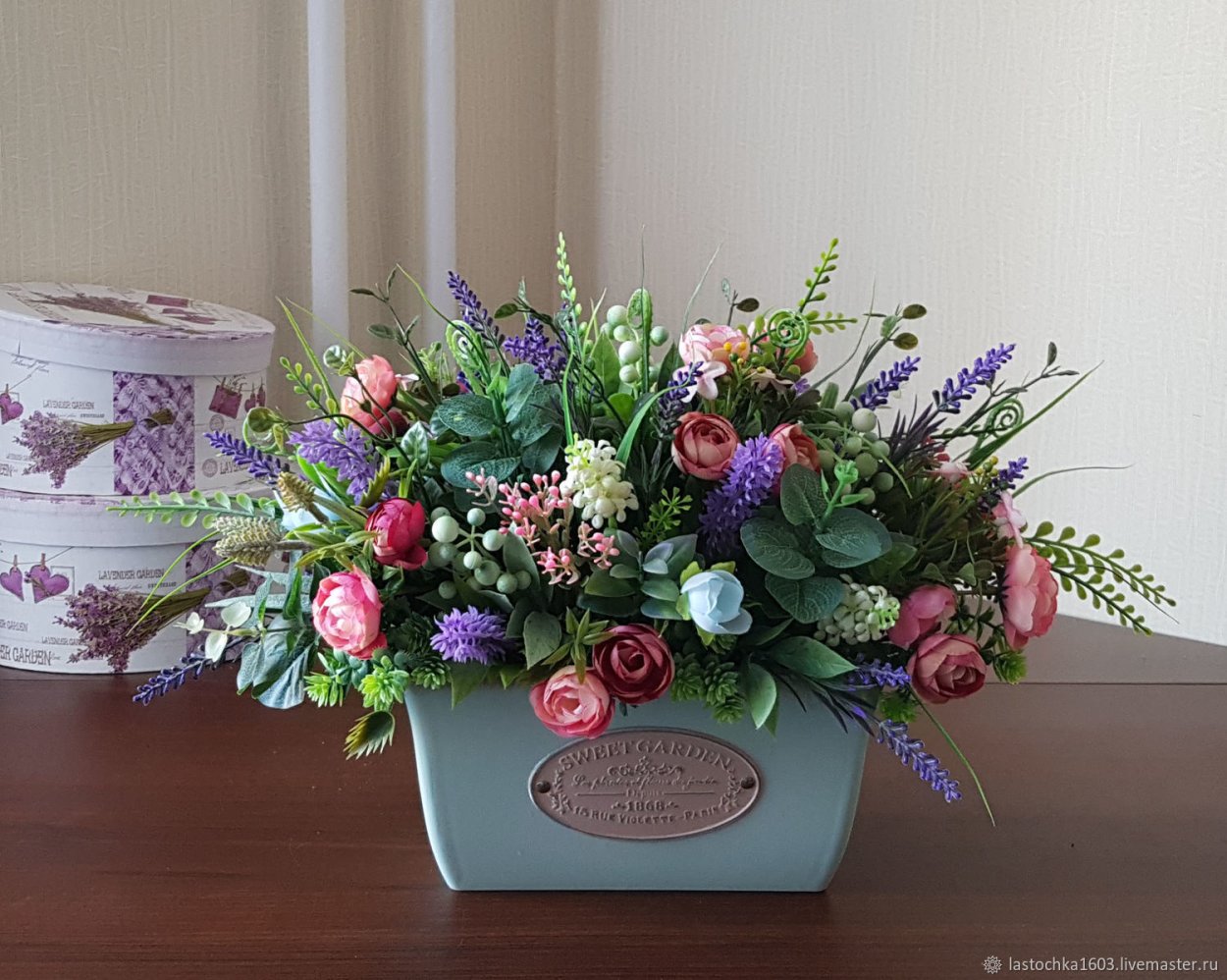 Композиции из искусственных цветов в кашпо