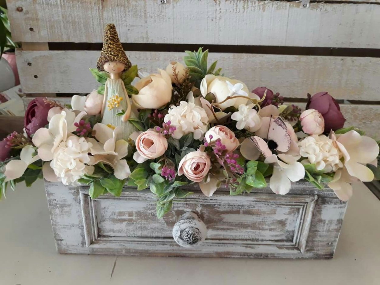 Ящик с искусственными цветами