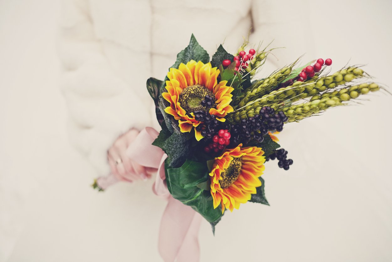 Букет из подсолнухов с колосками