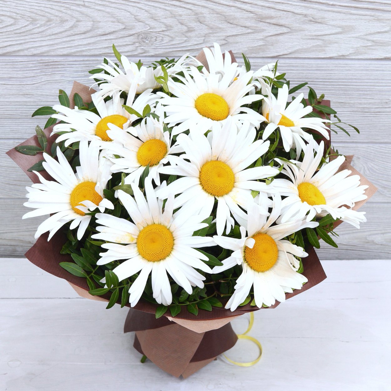 Ромашки и гипсофила букет