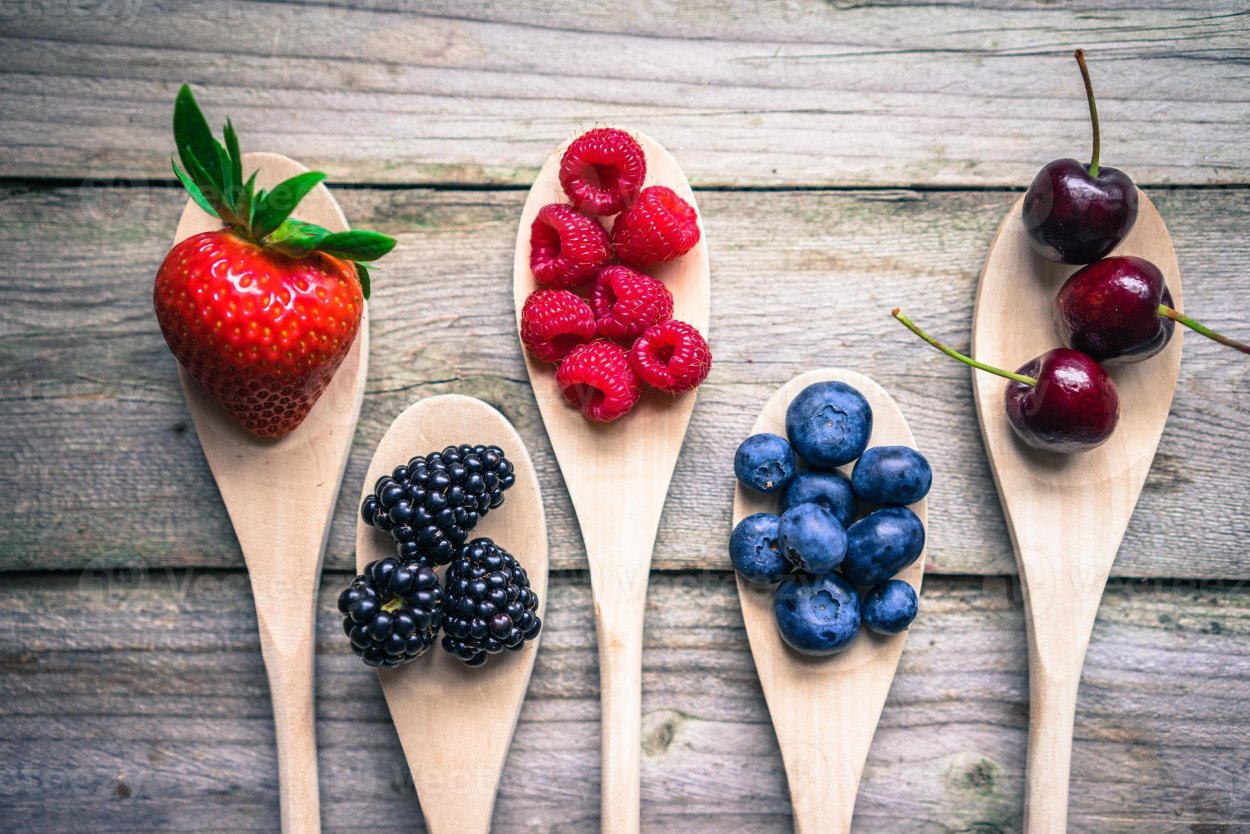 Ягоды на деревянном фоне