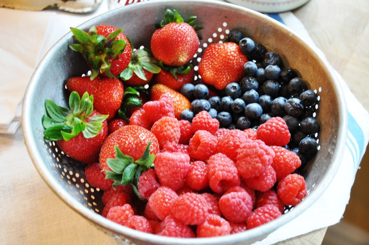 Клубника малина смородина земляника