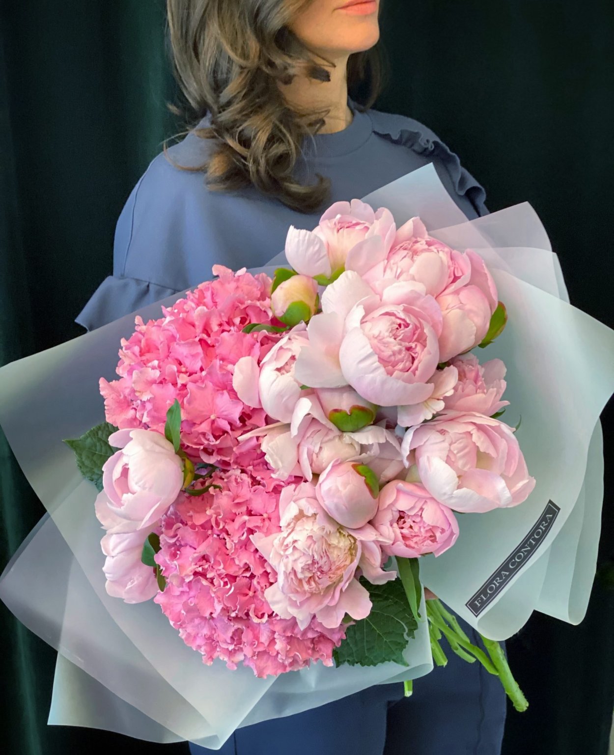 Букет с гортензией и пионом