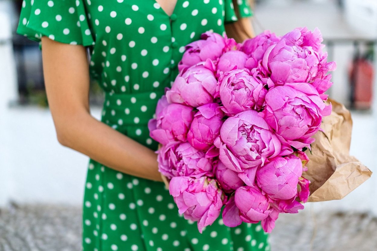 Девушка с букетом пионов