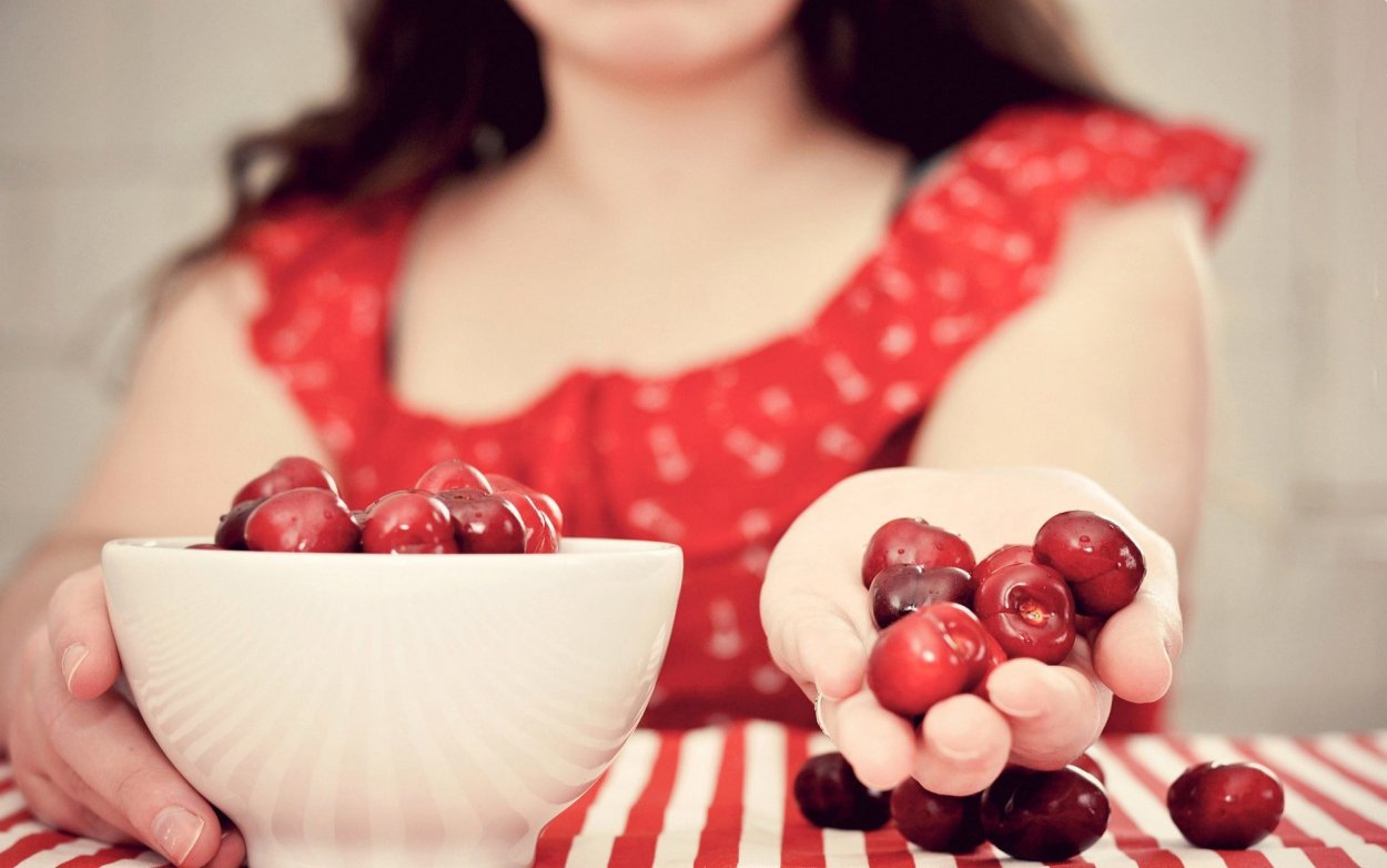 Девушка с вишней