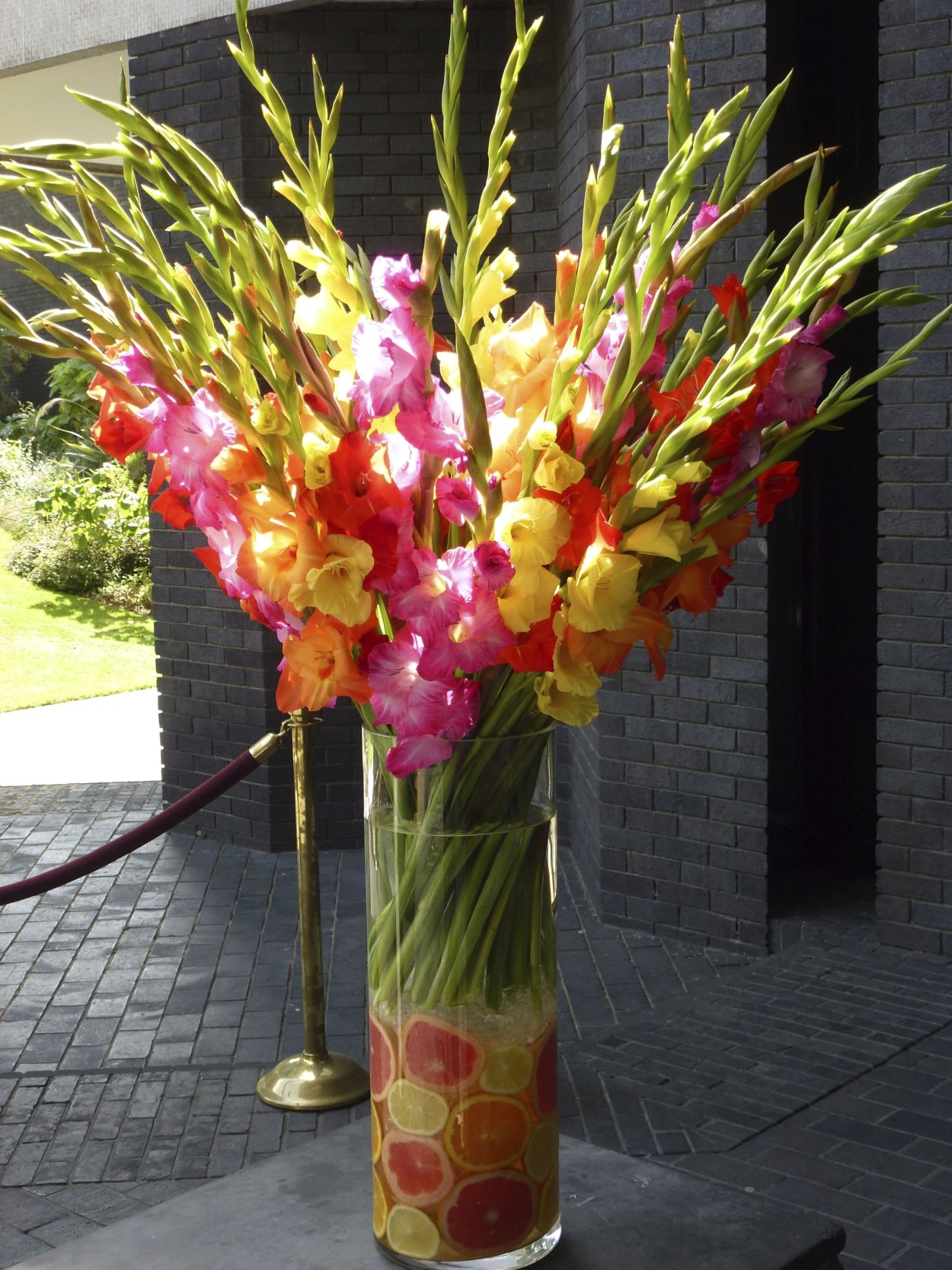 Ваза с гладиолусами