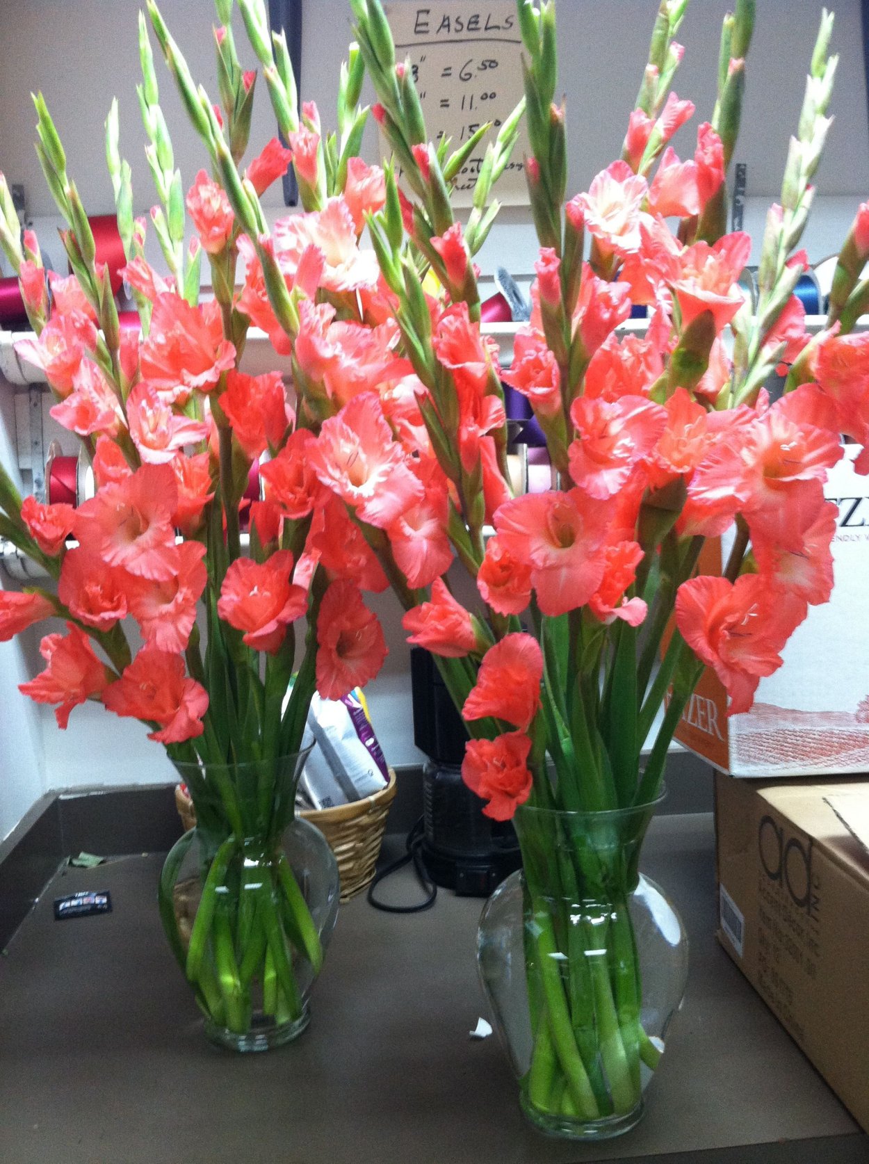 Ваза с гладиолусами