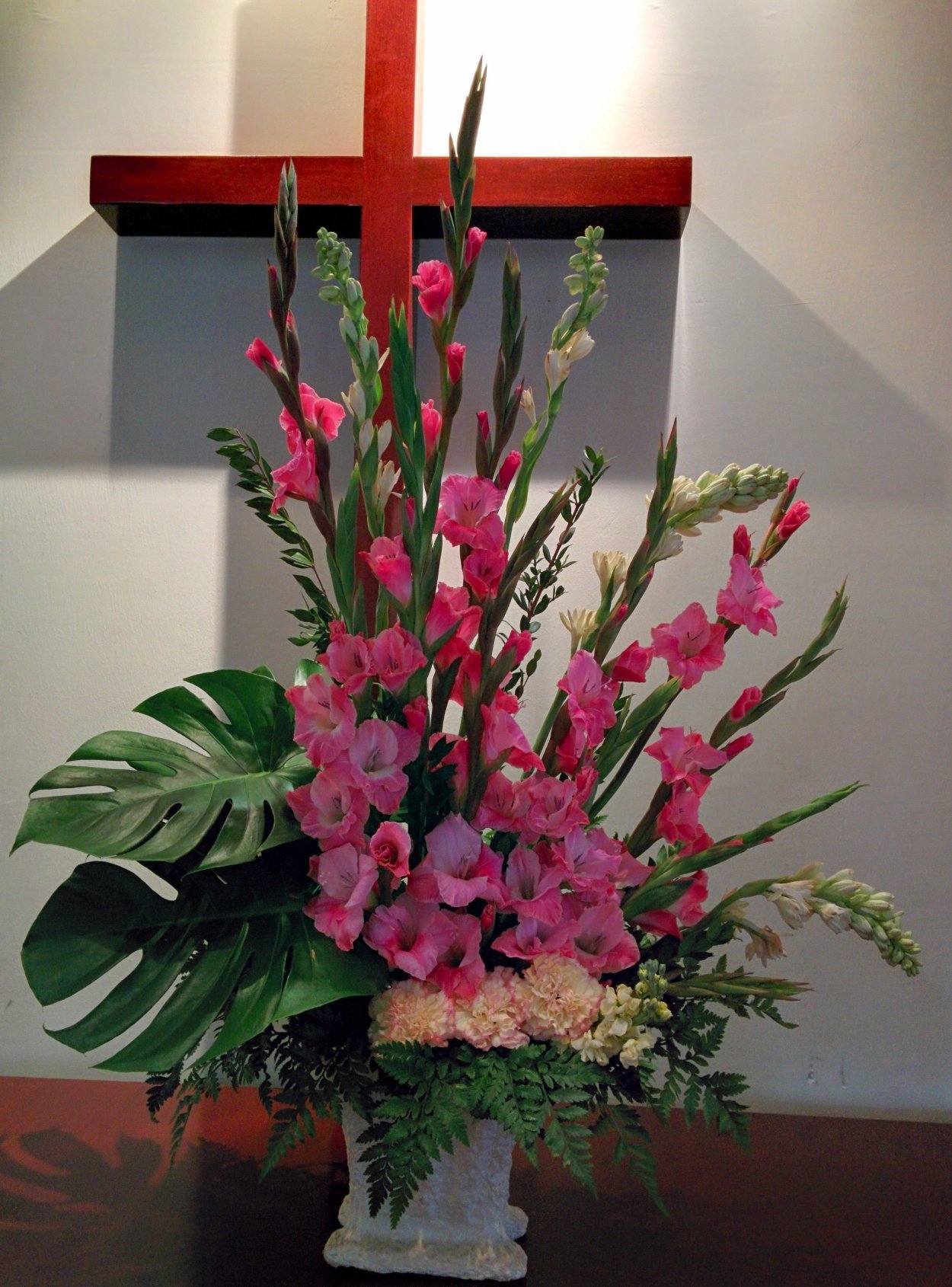 Гладиолусы коралловые букет