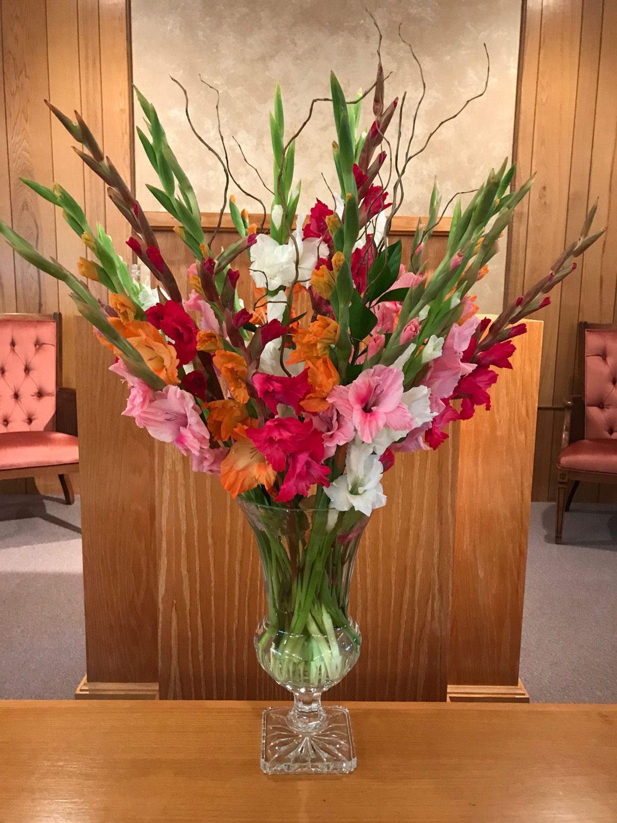 Гладиолусы в вазе