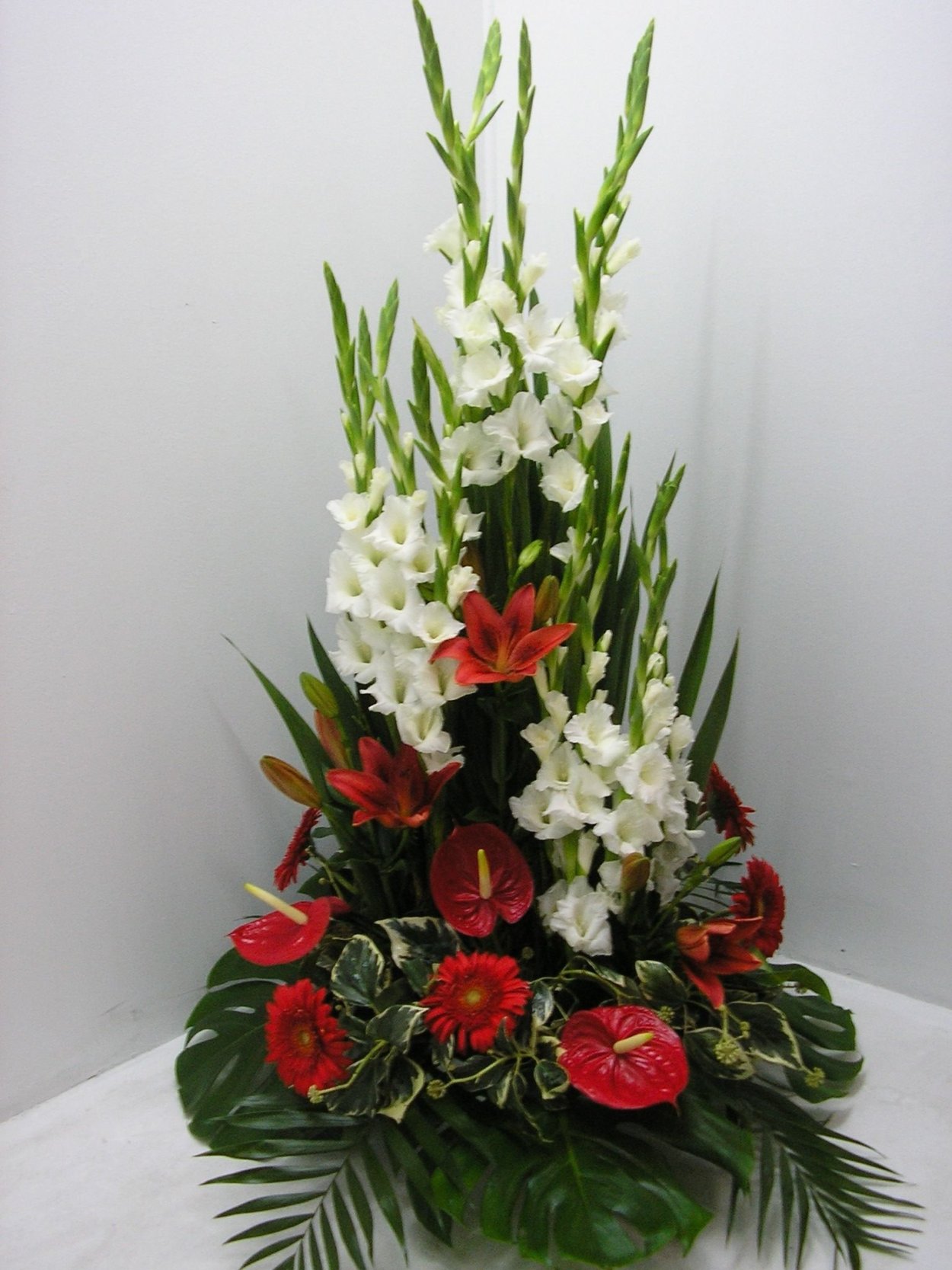 Композиции с гладиолусами