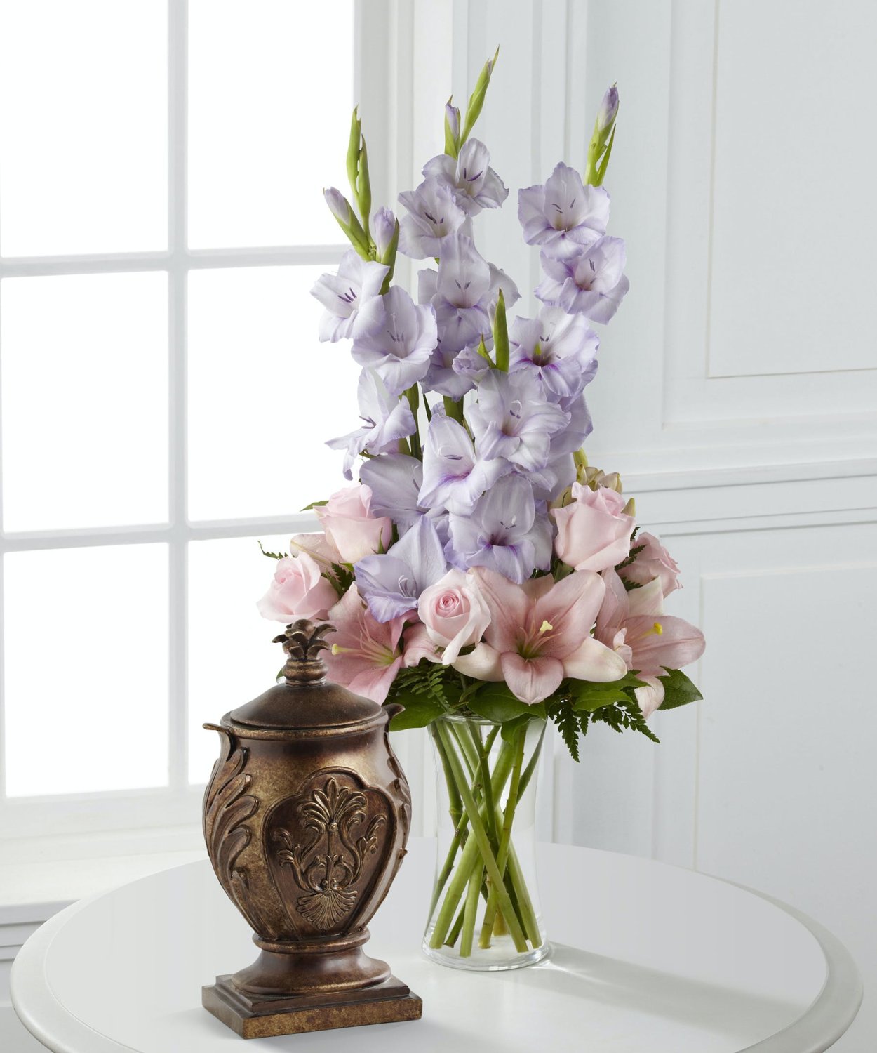 Цветочная композиция с гладиолусами