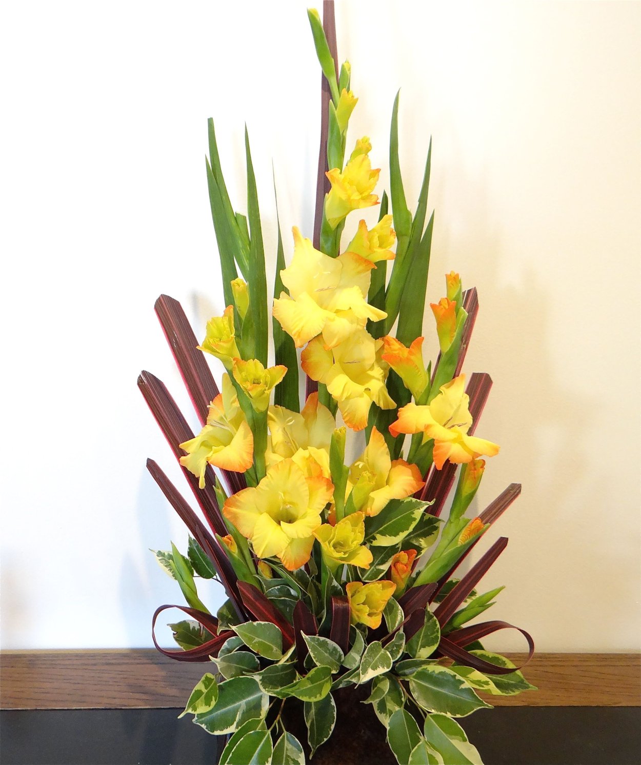 Эустома и гладиолусы