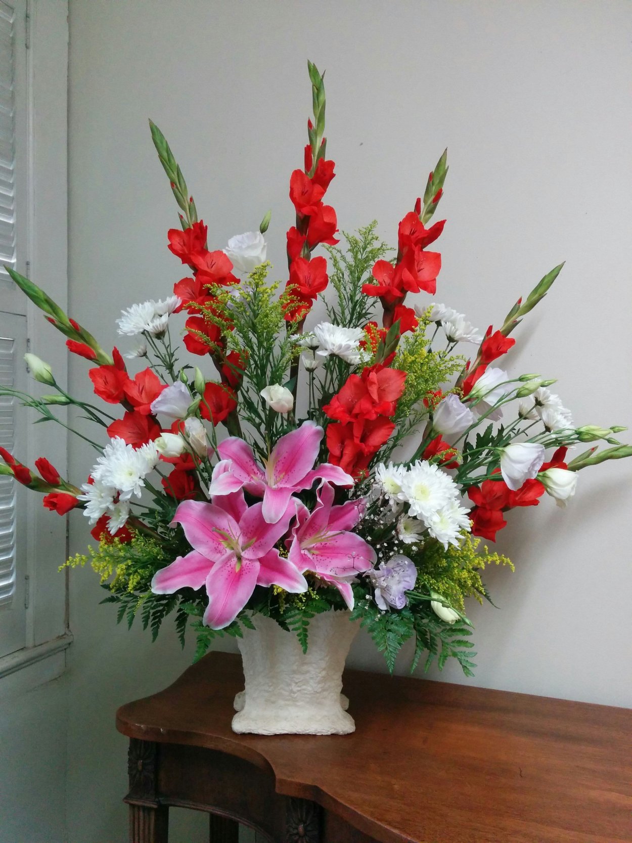 Букет гладиолусов и лилий