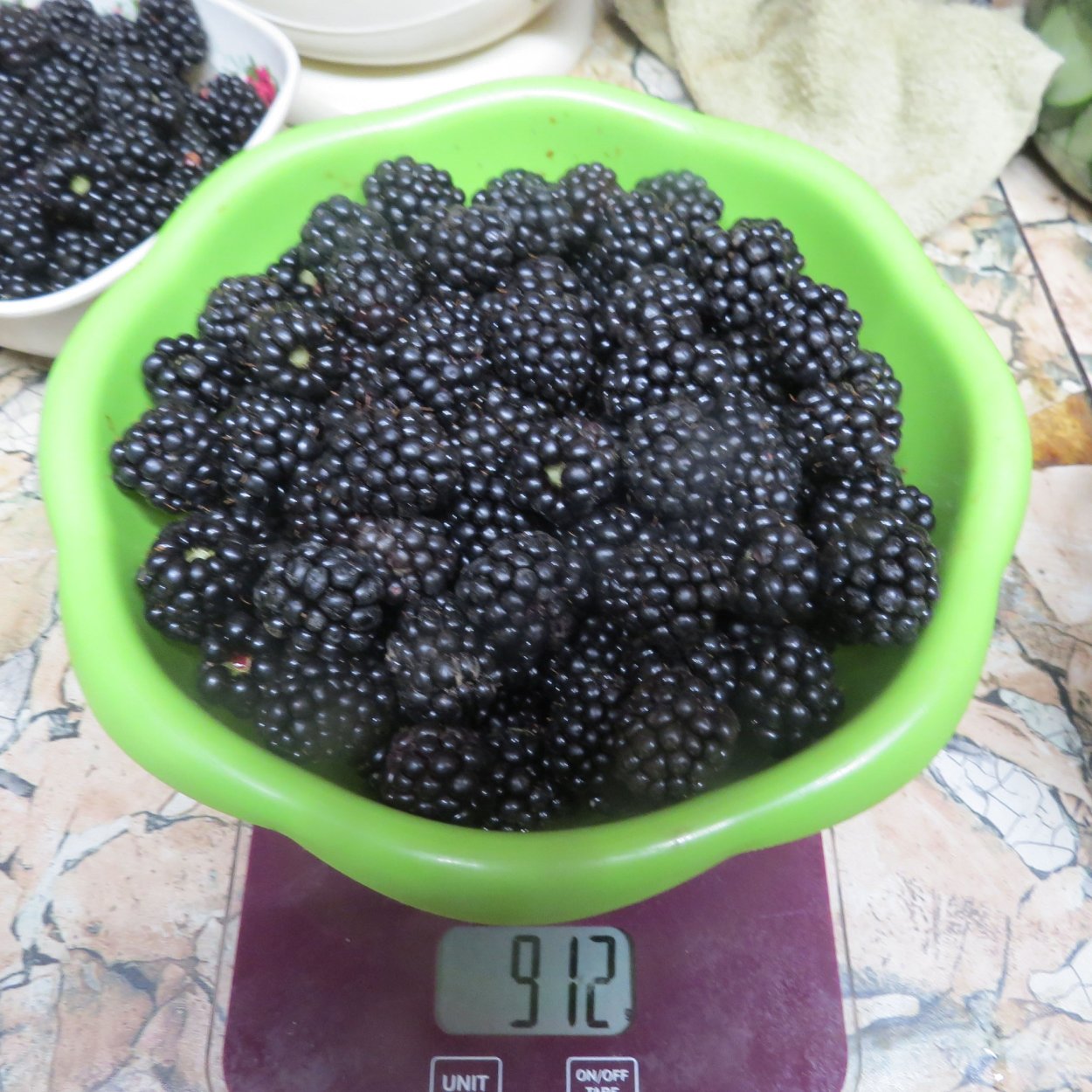 Черная кислая ягода