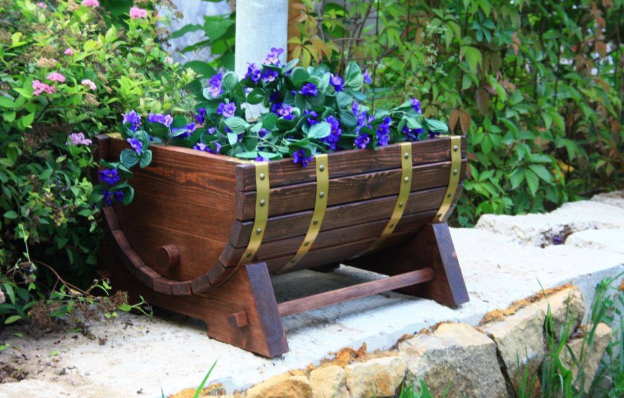 Клумба из бочки деревянной