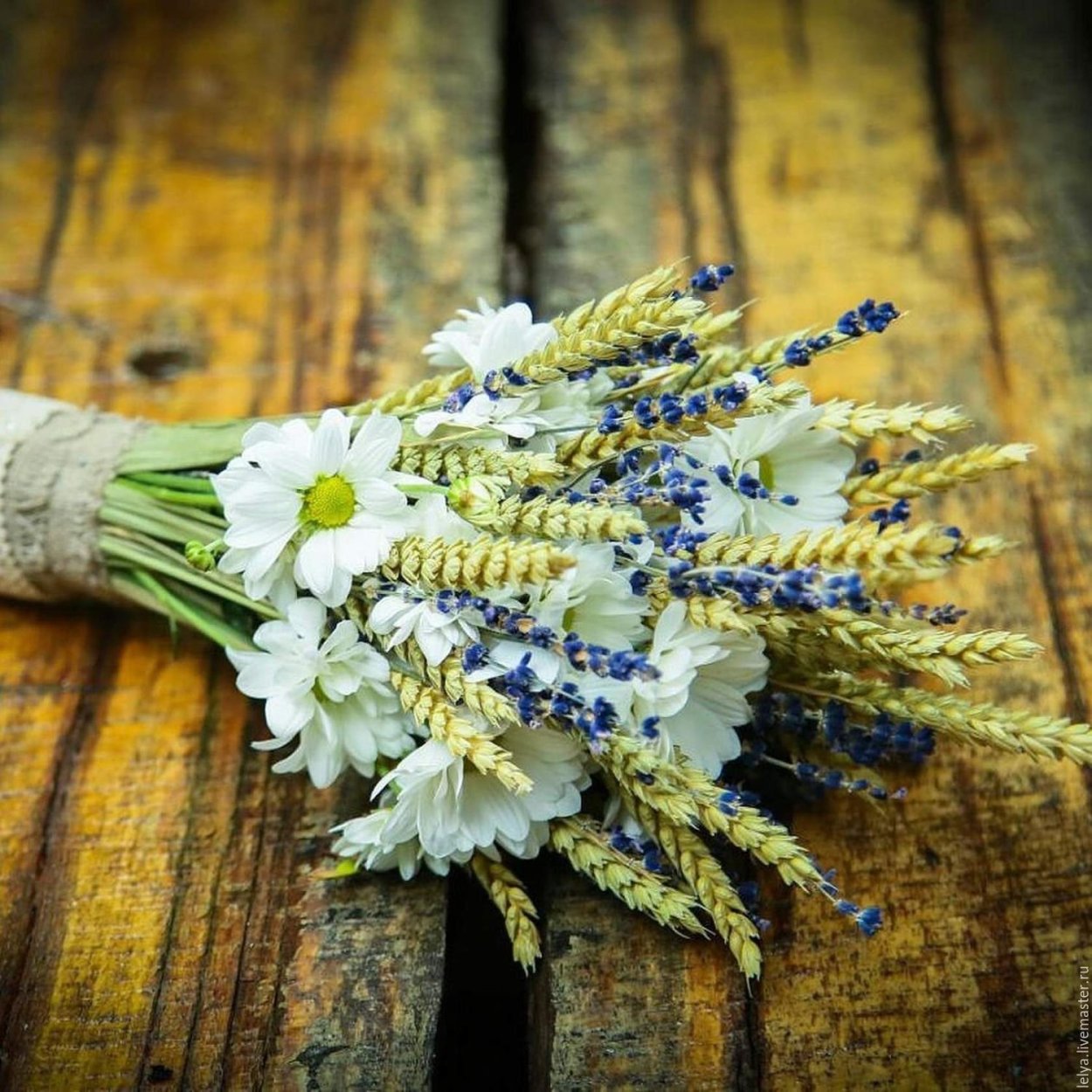 Стильный букет полевых цветов