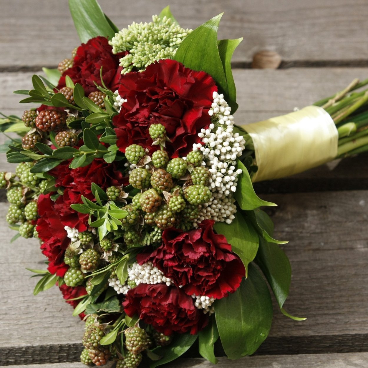 Целозия в букете