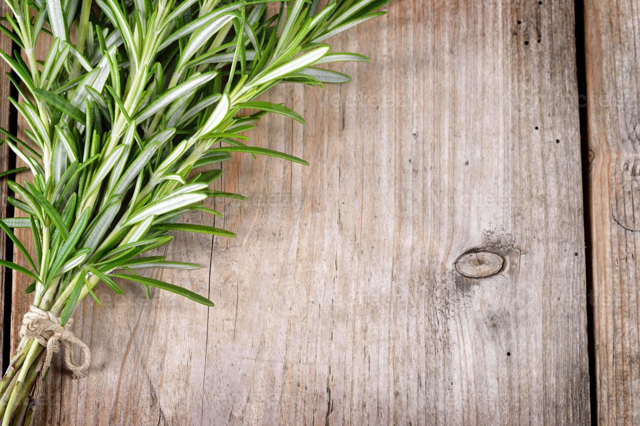 Розмарин на деревянном столе