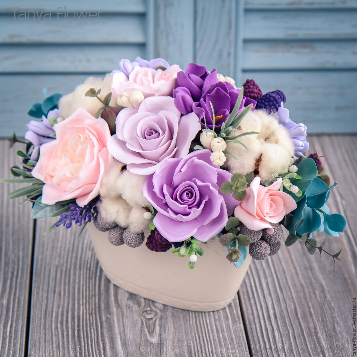 Букеты с суккулентами и розами