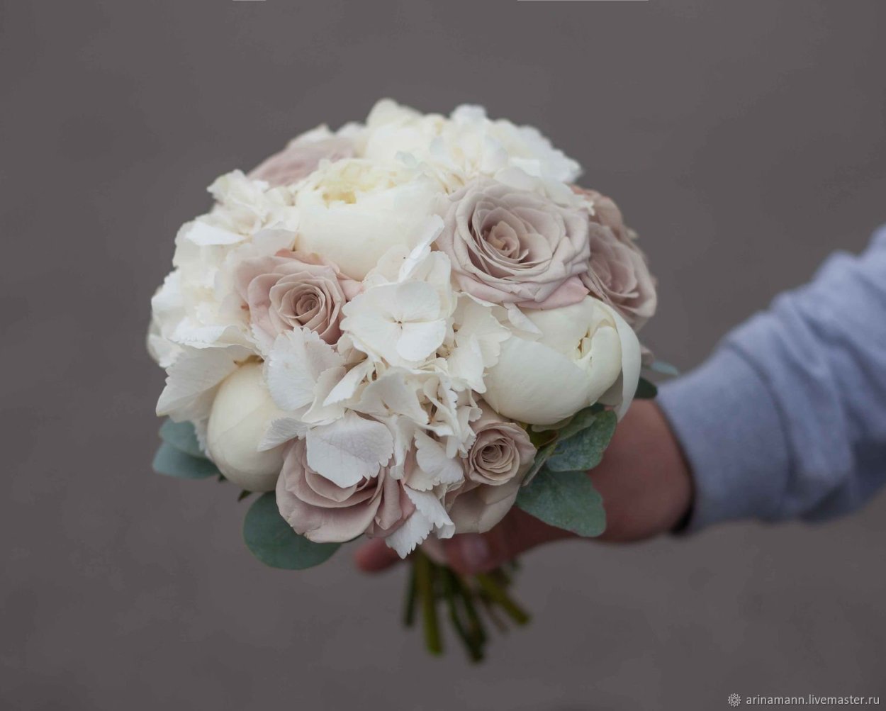 Пионовидная роза Тесс