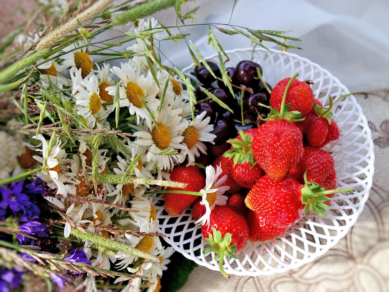 Букет полевых цветов и земляники