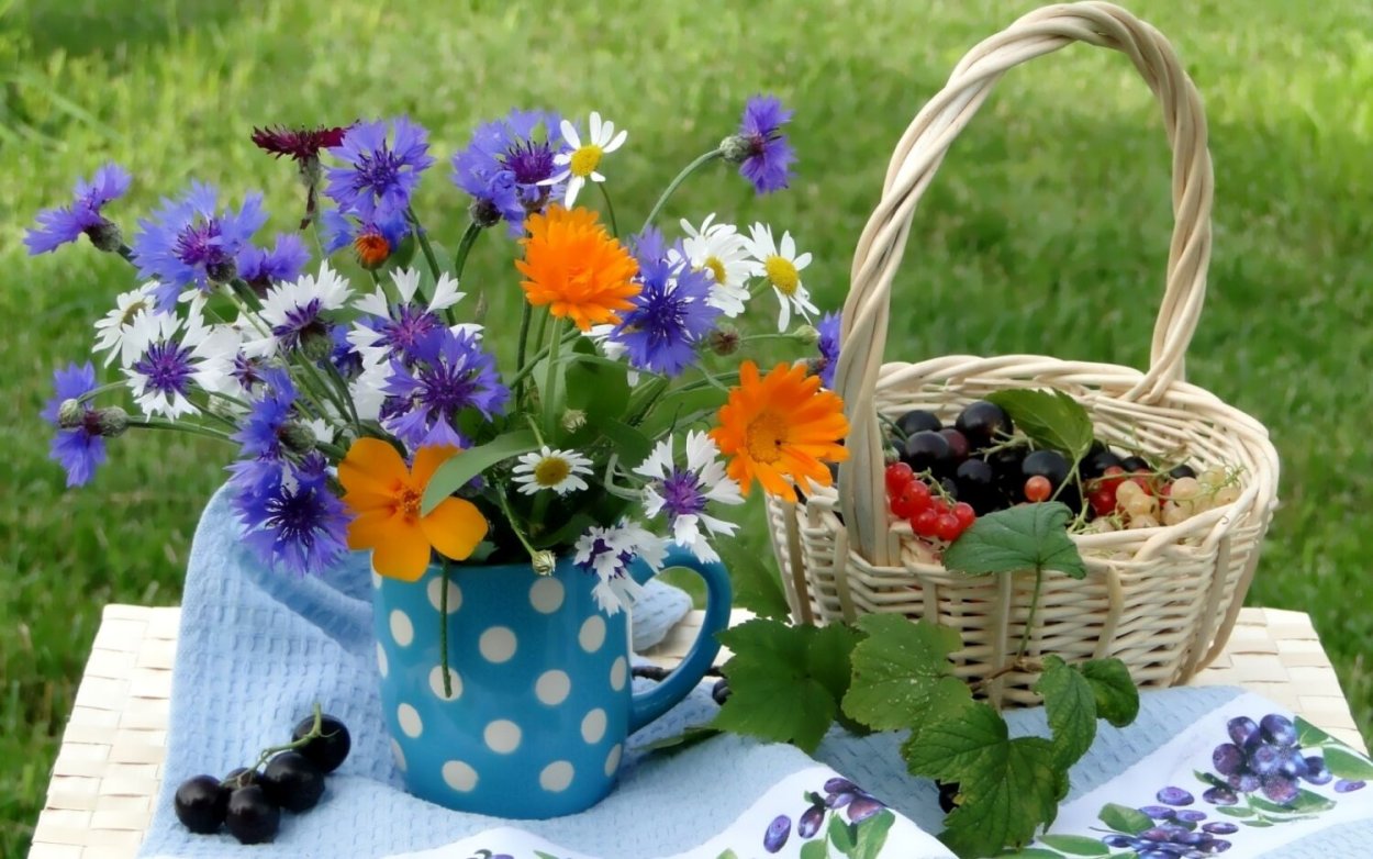 Корзина полевых цветов