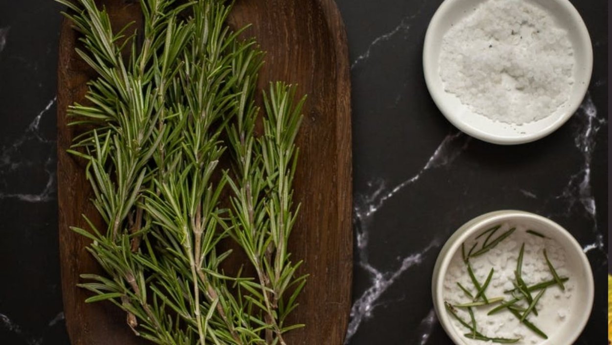 Розмарин на деревянном столе