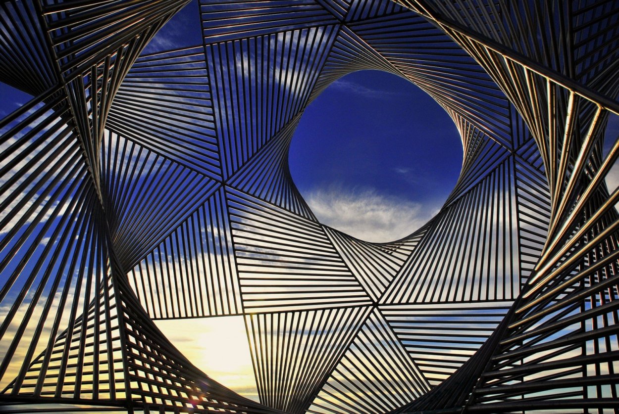 Симметричная композиция в архитектуре