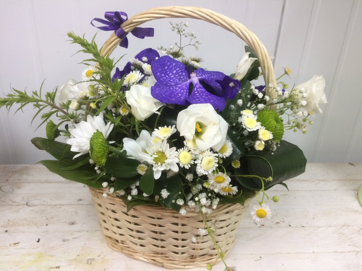 Васильки в корзинке