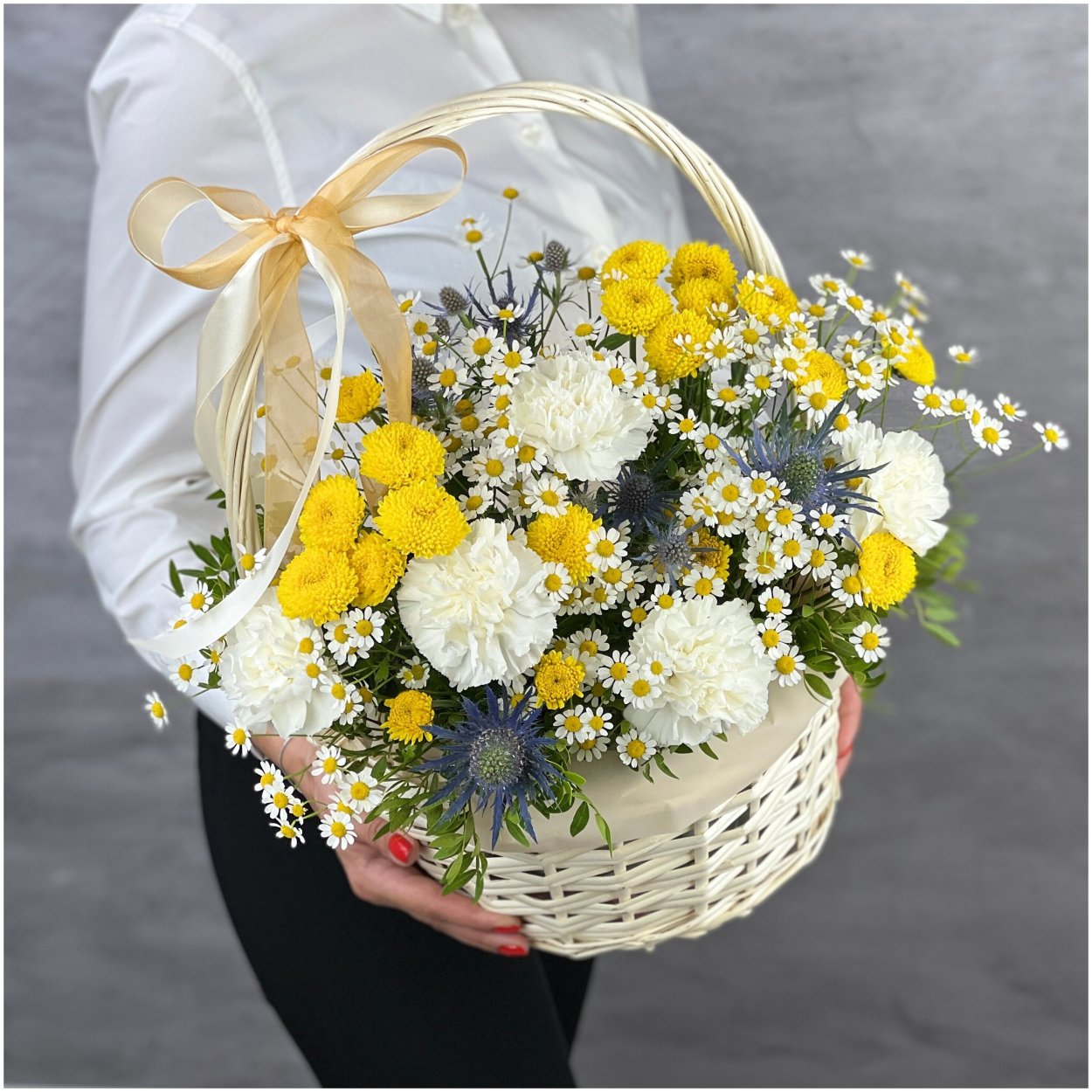 Корзина полевых цветов