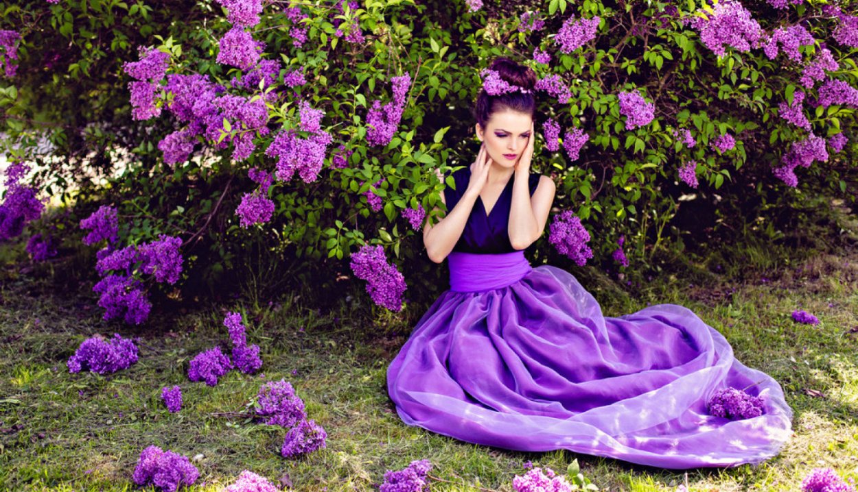 Брюнетка в фиолетовом платье