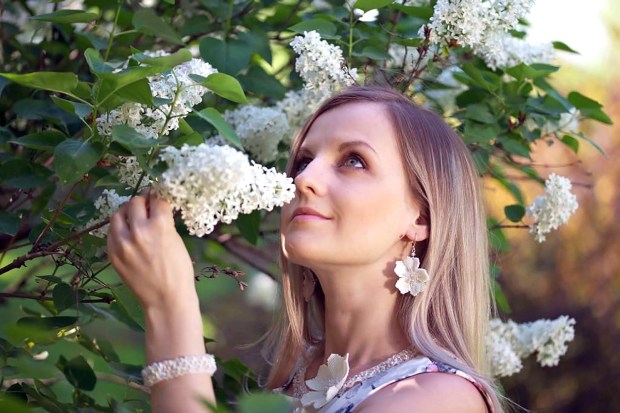 Девушка с черемухой