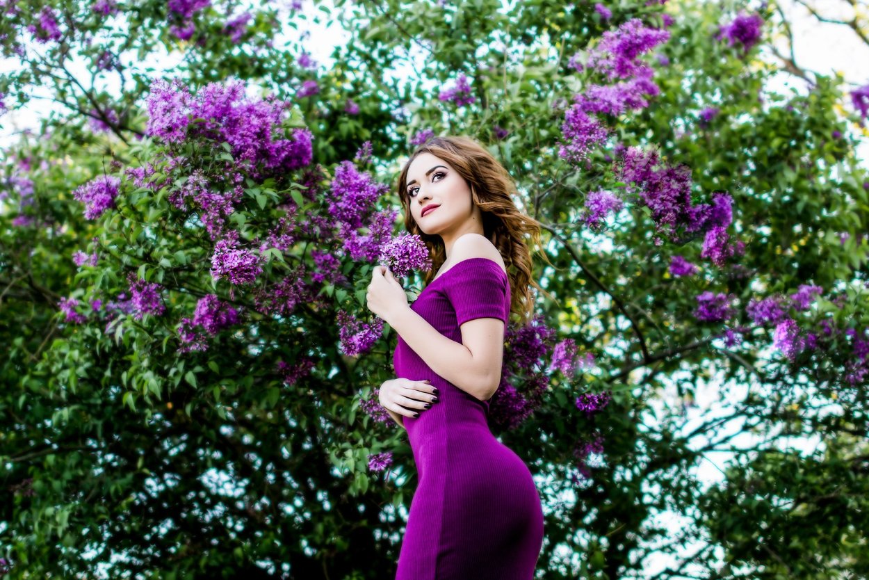 Девушка с сиренью