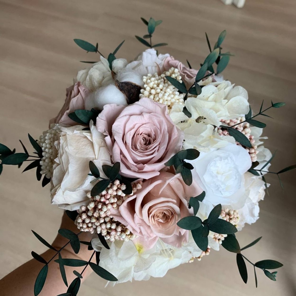 Западные букеты светло- бежевые из стабилизированных цветов