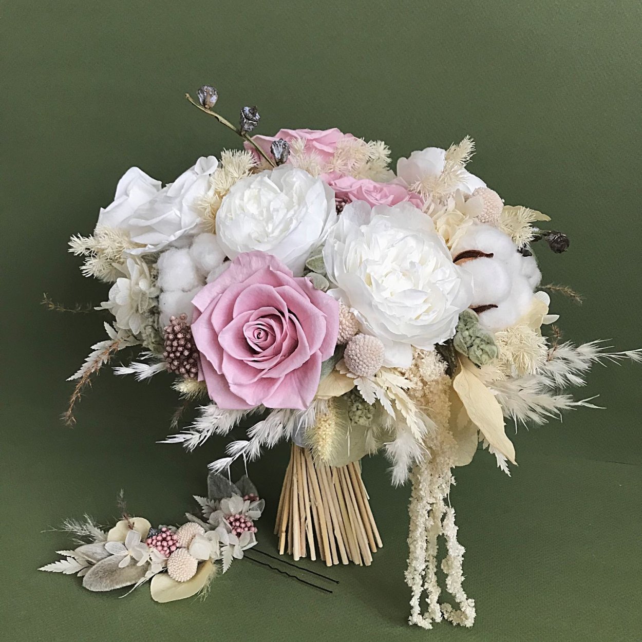 Букет невесты с сухоцветами и живыми цветами