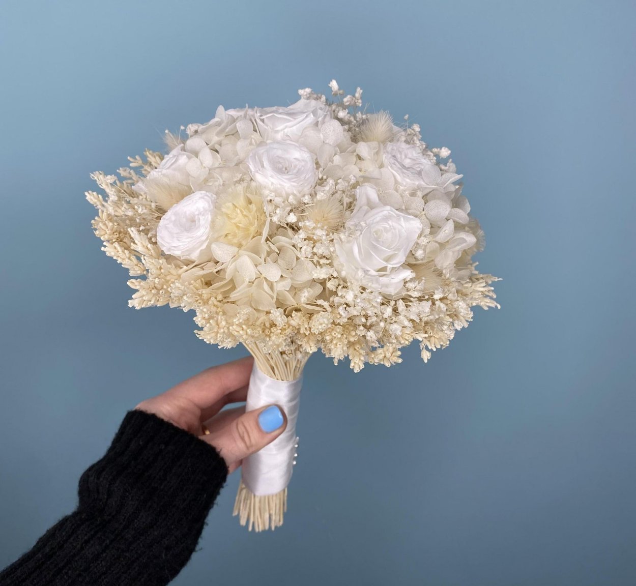 Западные букеты светло- бежевые из стабилизированных цветов