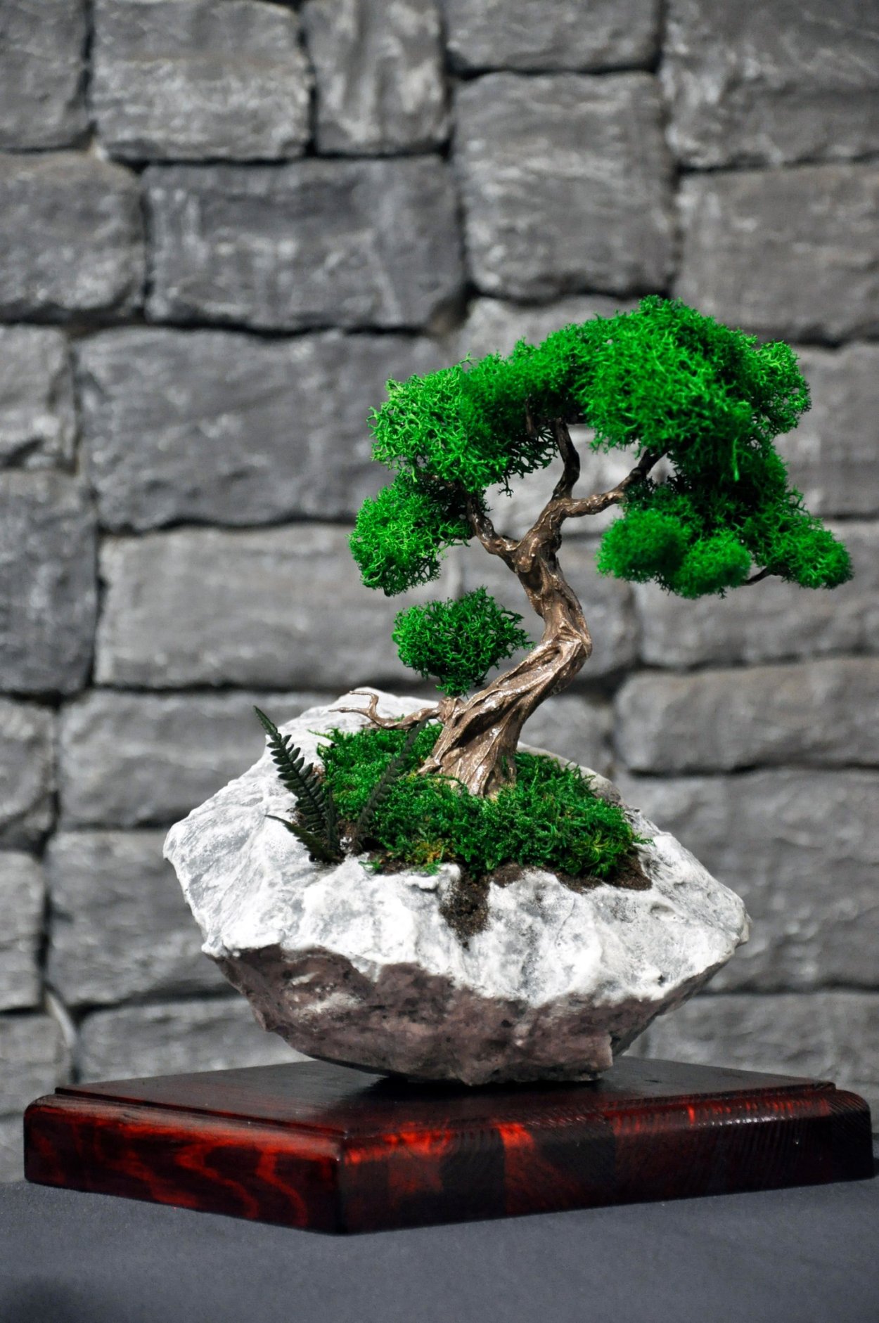 Дерево с мхом декоративное