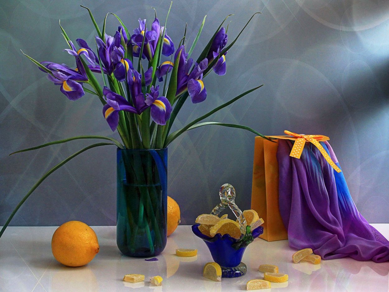 Ирисы в вазе