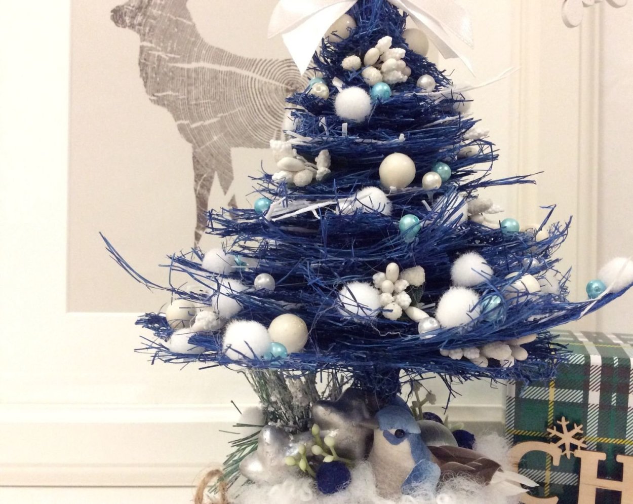Белая елка с синими шарами