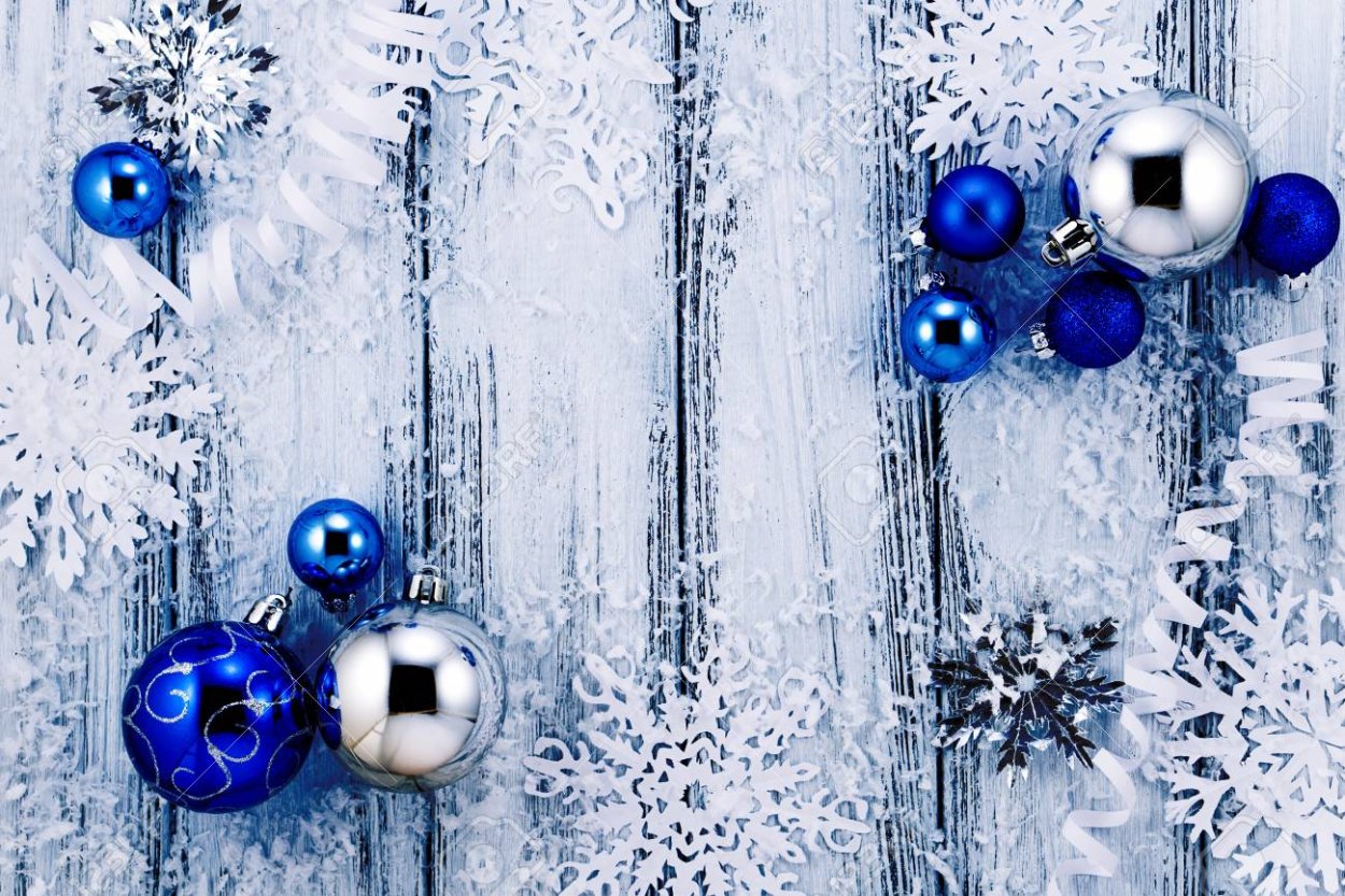 Ёлка с синими шарами и белыми снежинками